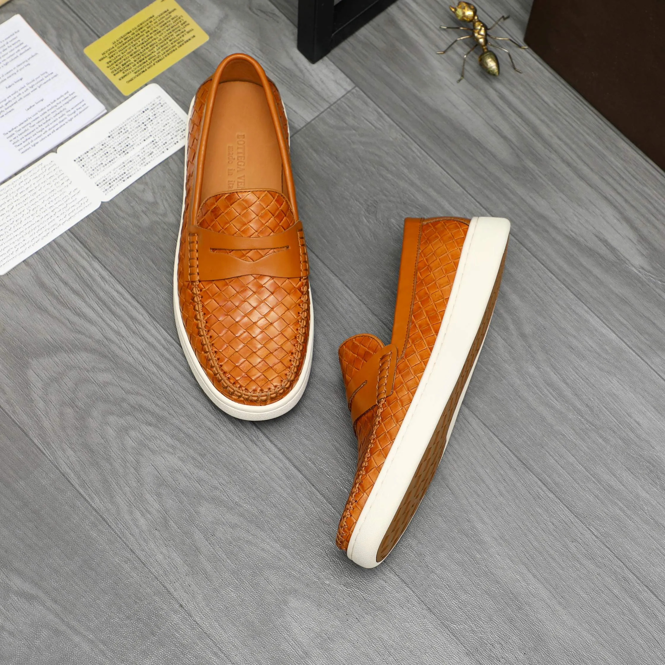 Men's shoes 💰500 Product trademark: BV "Bottega Veneta" woven slip-on casual men's shoes Regular size: 38-45 (custom-made 45 non-returnable) Product materials: Selected woven cowhide upper, cowhide lining, rubber outsole